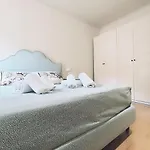 Elegant 5 Minutes From The Subway Apartment *