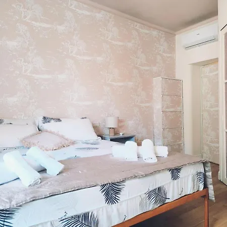Elegant 5 Minutes From The Subway 아파트 로마
